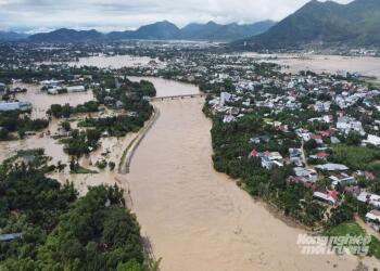 Miền Trung và Nam Bộ chìm trong biển nước: Lũ chồng lũ, sạt lở chồng sạt lở
