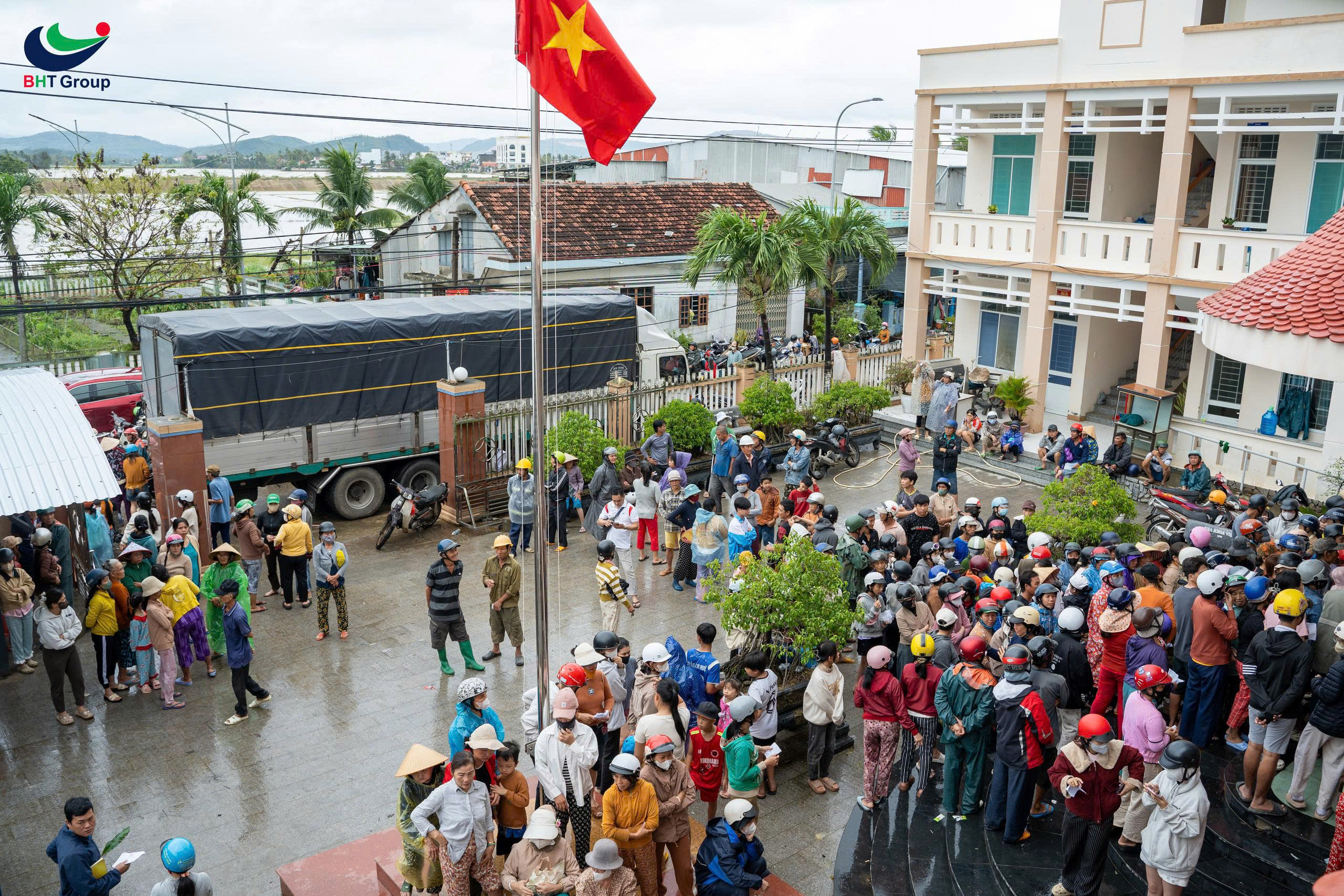 Chính phủ và MTTQ Việt Nam cứu trợ đồng bào lũ lụt