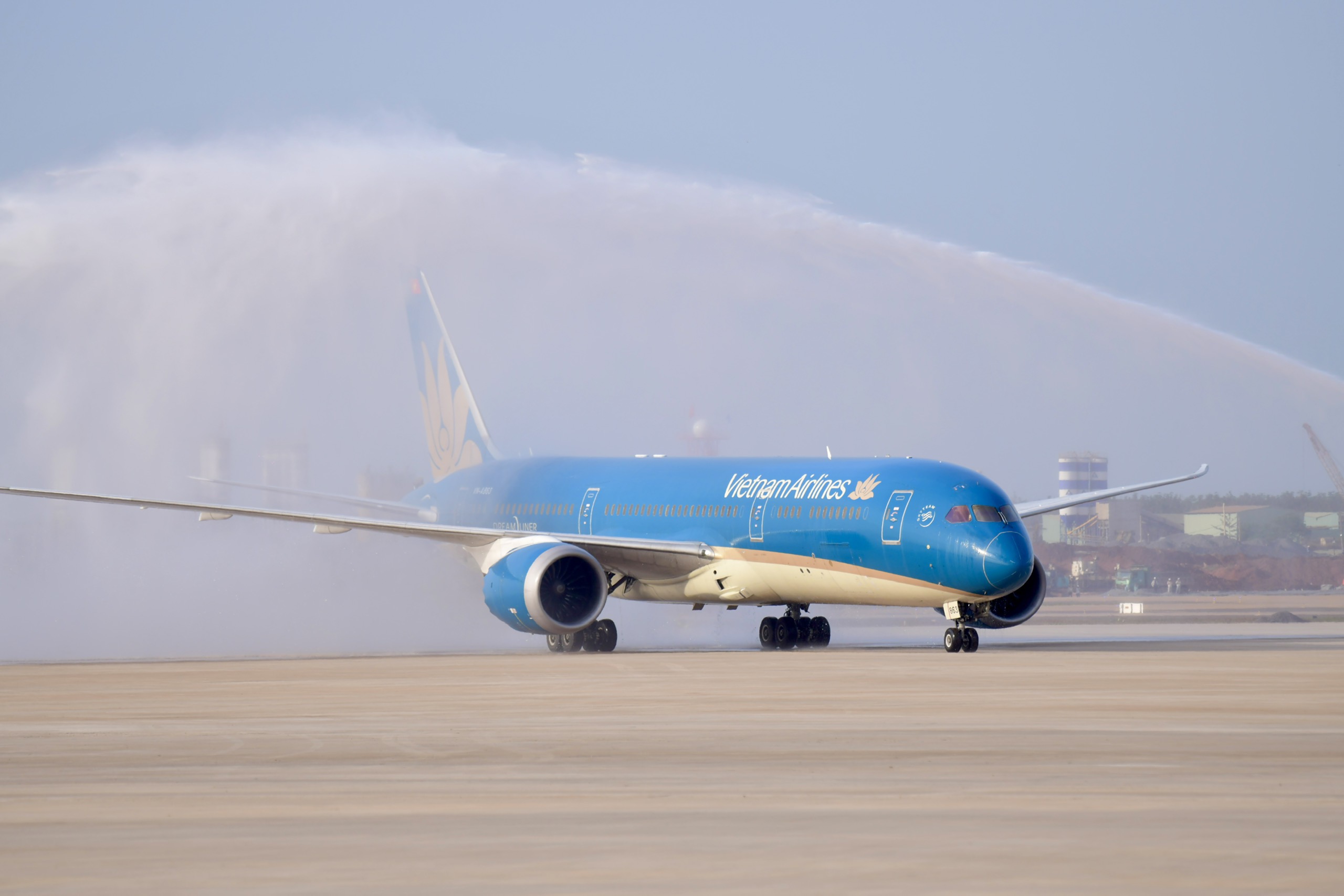 DẤU MỐC LỊCH SỬ: BOEING 787 DREAMLINER HẠ CÁNH THÀNH CÔNG TẠI SÂN BAY QUỐC TẾ LONG THÀNH