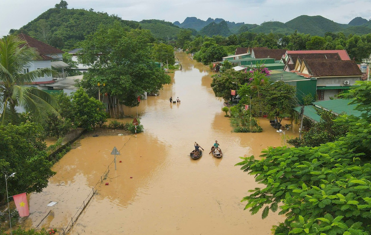 Lũ lụt tại Huế - Mưa như trút nước